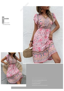 Détail de la robe d'été bohème à col en V avec imprimé floral et manches à volants