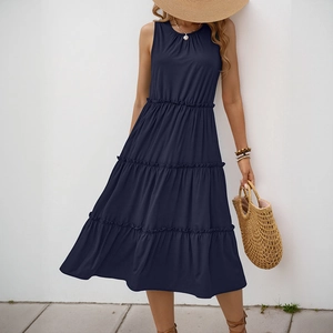 Abito midi smanicato blu navy a balze con girocollo perfetto per le vacanze estive