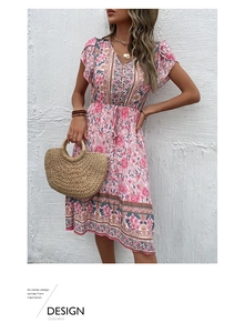 Détail des boutons en V et du motif floral sur robe bohème rose avec cordon à la taille