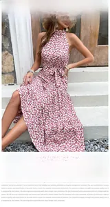 Détails d'une robe licou à fleurs roses avec jupe à volants et lien à la taille