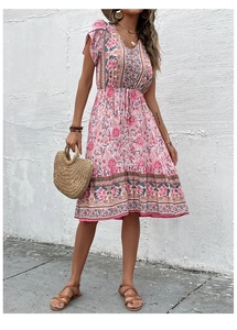 Détails de robe d'été bohème à fleurs roses avec col en V et bordures ethniques