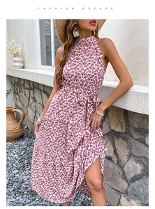 Détail d'une robe longue fleurie avec volants et ceinture dans un décor de style méditerranéen
