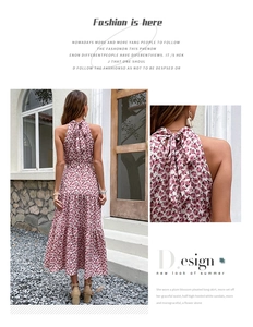Détail de robe fleurie avec dos nu à nœud élégant et jupe longue à plusieurs couches