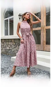 Détail d'une robe maxi fleurie dos nu avec jupe à volants et lien à la taille
