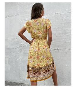 Vue arrière d'une robe d'été jaune fleurie avec des détails de bordure bohème