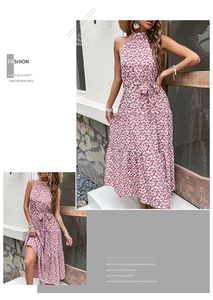 Détail de la robe longue à fleurs avec encolure licou, jupe à étages et ceinture à la taille