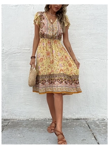 Détails de la robe bohème jaune à fleurs avec col en V, volants et taille ajustable