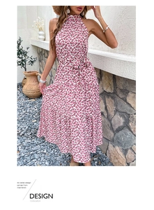 Détail d'une robe maxi fleurie rose à licou avec volants étagés et ceinture à nouer