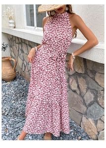 Détail de la robe à fleurs avec licou, lien à la taille et jupe longue à volants