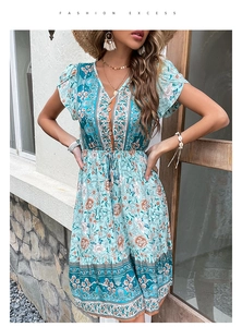 Détail de robe bohème fleurie à col en V avec manches volantées et boutons