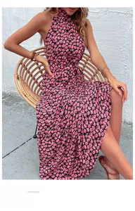 Détail de la robe licou à imprimé floral avec ceinture et motif de roses roses