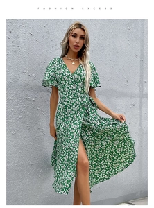 Détail d'une robe cache-cœur verte à fleurs montrant le décolleté en V et la taille nouée