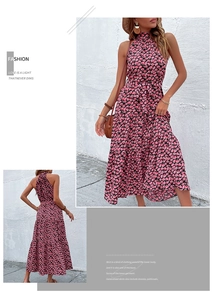 Vue détaillée d'une robe d'été à licou avec fleurs roses sur un tissu noir à volants