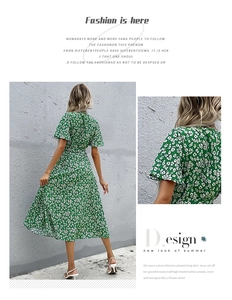 Détail de la robe plissée à fleurs vertes montrant la taille et la texture du tissu