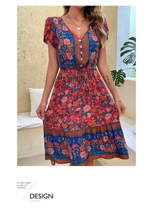Détail d'une robe bohème à col en V avec motif floral, boutons et imprimé éclatant