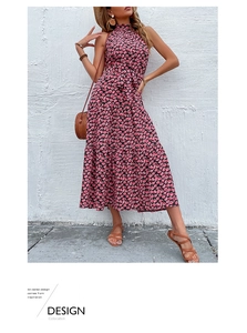 Détail de la robe longue d'été à fleurs pour femmes avec licou et jupe évasée à volants