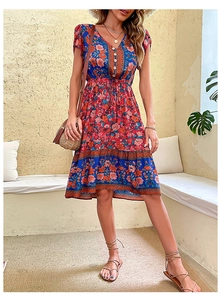 Détail de robe longue à fleurs avec col en V, boutons et imprimé style bohème chic