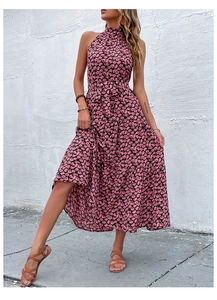 Détails de la robe midi fleurie avec col licou et jupe à volants étagés