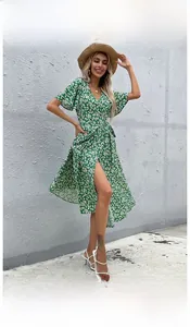 Détail de robe fleurie verte avec col en V et fente pour un style de vacances chic