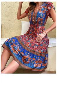 Détail d'une robe bohème à fleurs avec col en V et manches papillon à volants