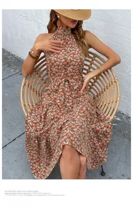 Détail de la robe bohème dos nu à fleurs rouge rouille avec ourlet à volants