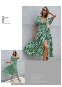 Détail de robe fleurie verte à col en V avec manches volantées et fente latérale