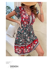 Détail d'une robe bohème à fleurs avec col en V, boutons et motifs de bordures ethniques chic