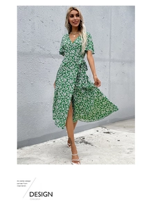 Détail de la robe à fleurs verte montrant le col en V et les manches courtes à volants