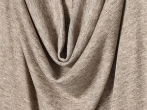 Vue macro détaillée de la texture du tissu lyocell et du drapé élégant en couleur beige