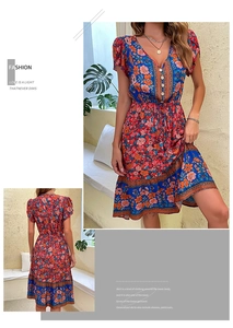 Détail du décolleté en V et de l'imprimé floral sur la robe d'été bohème