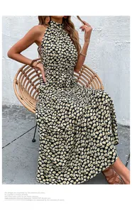 Détail de la robe longue d'été avec imprimé fleuri jaune et ceinture à la taille