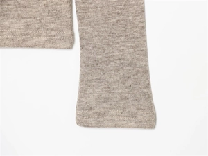 Détail d'un t-shirt en Lyocell montrant la texture du tricot et les coutures précises