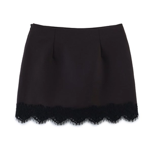Détail de la délicate bordure en dentelle noire sur une mini-jupe minimaliste chic