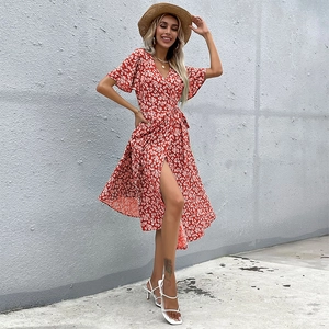Robe longue portefeuille rouge à fleurs blanches, col en V et manches à volants d'été