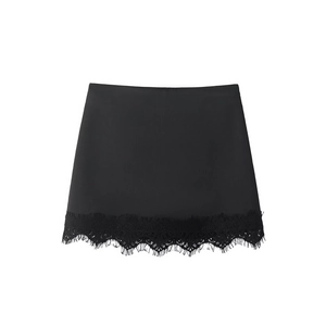 Mini-jupe noire avec bordure élégante en dentelle de cils et tissu poli minimaliste