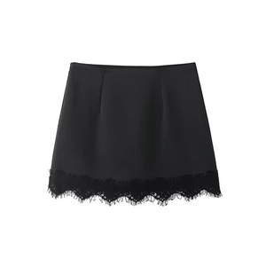 Détail de l'ourlet en dentelle délicate sur une jupe-short noire structurée pour femme