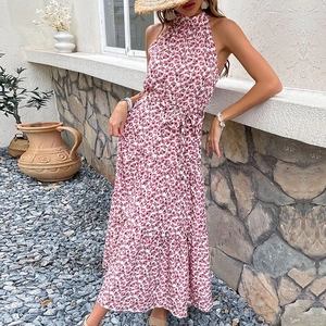 Robe longue licou rose à fleurs sans manches avec jupe à volants et lien à la taille