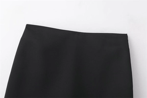 Vue détaillée du tissu noir mat lisse et de la coupe de taille plate de la jupe-culotte