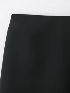 Vue détaillée de la texture verticale du tissu noir et de la finition lisse de l'ourlet