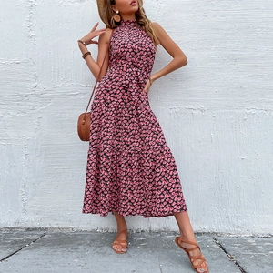 Robe d'été licou sans manches à imprimé floral rose et noir avec ceinture et jupe à volants