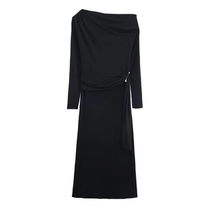 Elegante vestido negro de manga larga con escote barco, volantes laterales y detalle de perla