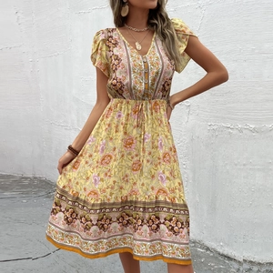 Robe bohème jaune à col en V avec imprimé fleuri, volants et taille à cordon