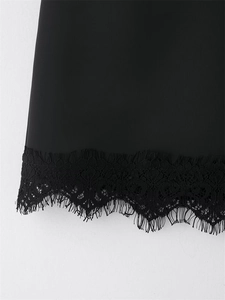 Détail du short-jupe d'hiver noir avec bordure en dentelle florale et ourlet délicat