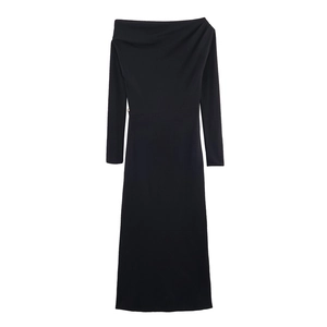 Vestido de punto negro con hombros descubiertos, mangas largas y botón dorado chic