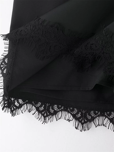 Gros plan détaillé du tissu en mousseline noire avec dentelle cils et motifs floraux fins