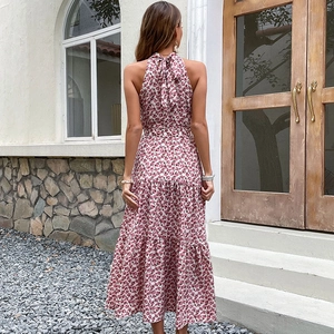 Robe longue fleurie rose à licou avec dos nu et nœud élégant pour les vacances