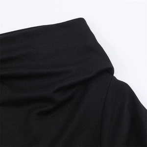 Detalle macro del suave tejido de punto negro y la costura del cuello alto del vestido