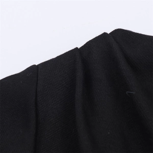 Vista de detalle del tejido de punto negro que muestra la textura y grosor del material