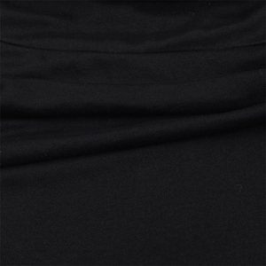 Primer plano de la suave tela de punto negro que muestra los detalles del tejido
