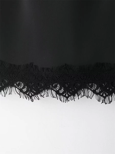 Gros plan sur le bas d'une jupe-short noire avec dentelle cils et texture côtelée fine
